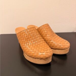 Everlane Leather Woven Tan Clogs